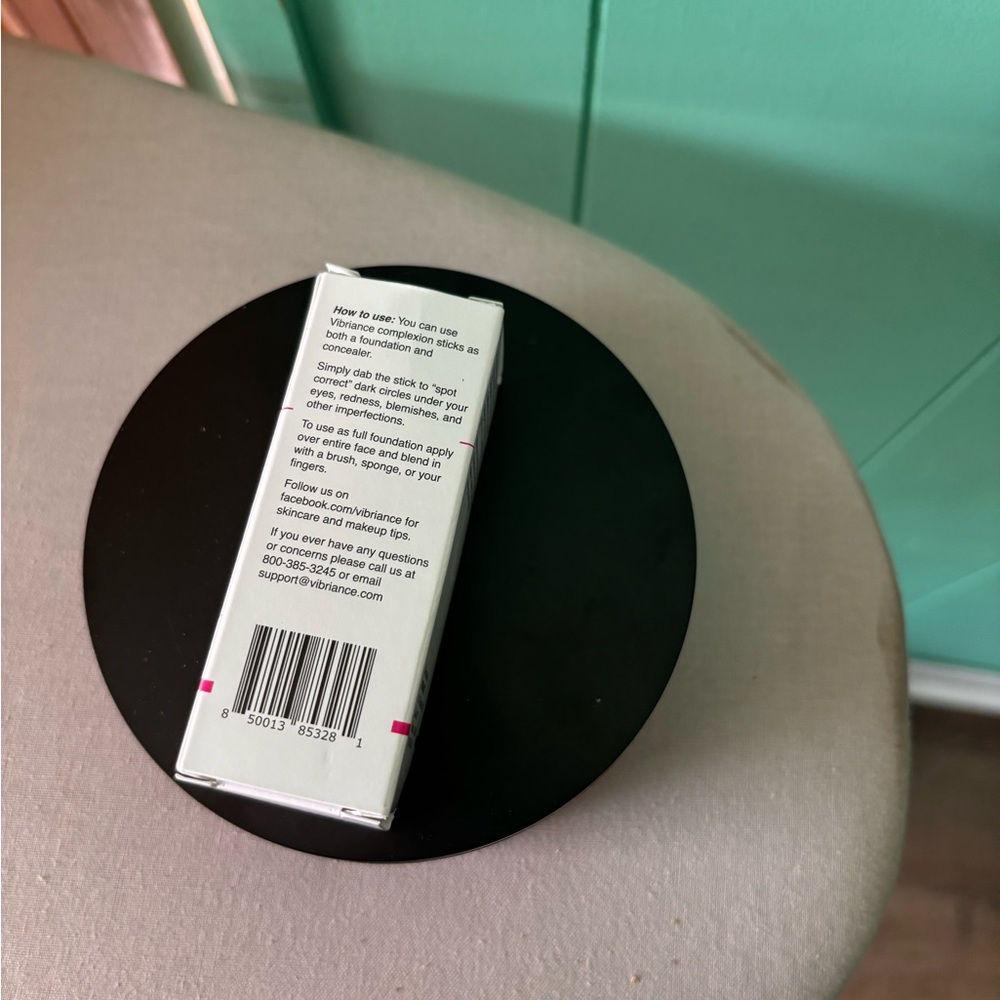 Beige Complexion Stick - Creamy Natural Finish - Picture 5 of 5